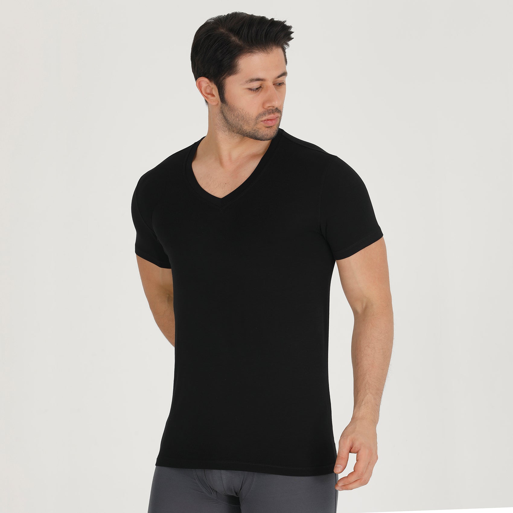 BAMBOOVEN Camiseta con Cuello en V para Hombre - Bambú Premium, Súper Suave, Transpirable, Cuello en V Clásico, Camiseta Ajustada Moderna, Camiseta Interior para Hombre Fibras de Bambú de Lujo (Paquete de 3) Negro