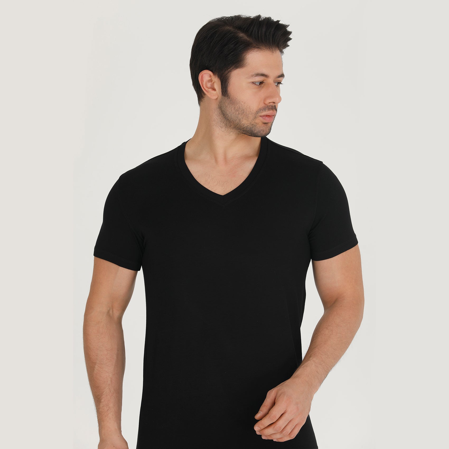 BAMBOOVEN Camiseta con Cuello en V para Hombre - Bambú Premium, Súper Suave, Transpirable, Cuello en V Clásico, Camiseta Ajustada Moderna, Camiseta Interior para Hombre Fibras de Bambú de Lujo (Paquete de 3) Negro