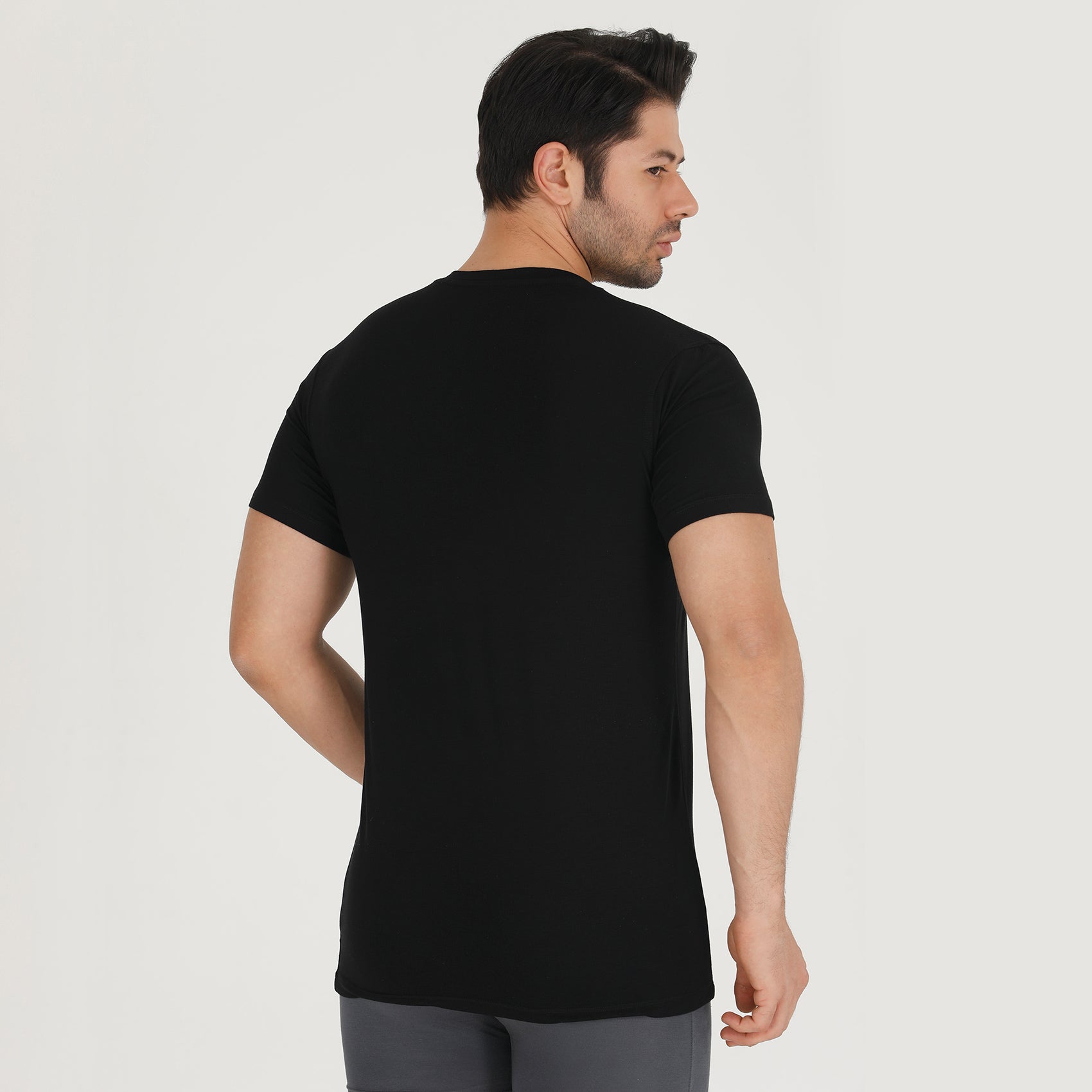 BAMBOOVEN Camiseta con Cuello en V para Hombre - Bambú Premium, Súper Suave, Transpirable, Cuello en V Clásico, Camiseta Ajustada Moderna, Camiseta Interior para Hombre Fibras de Bambú de Lujo (Paquete de 3) Negro