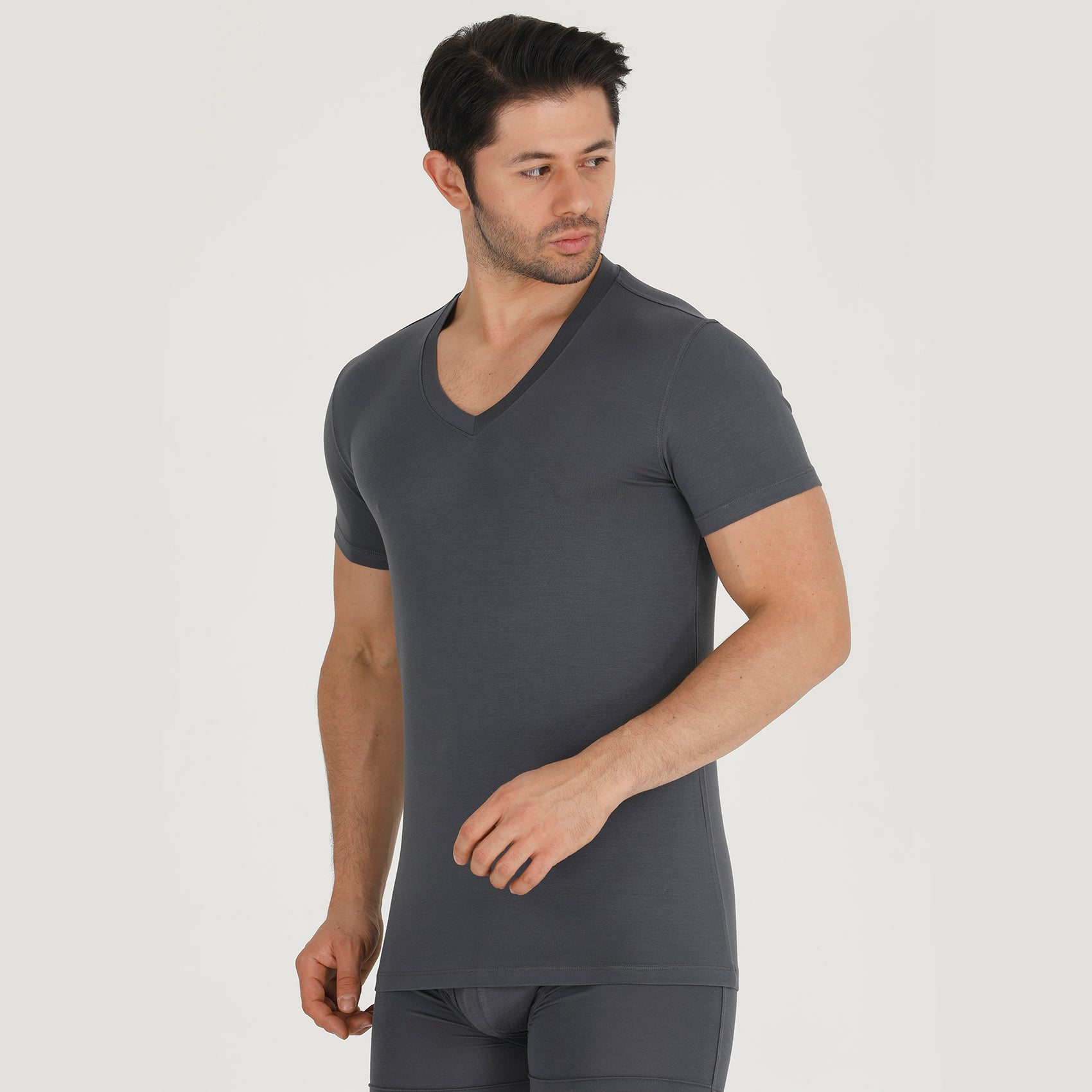 BAMBOOVEN Camiseta con Cuello en V para Hombre - Bambú Premium, Súper Suave, Transpirable, Cuello en V Clásico, Camiseta Ajustada Moderna, Camiseta Interior para Hombre Fibras de Bambú de Lujo (Paquete de 3) Negro