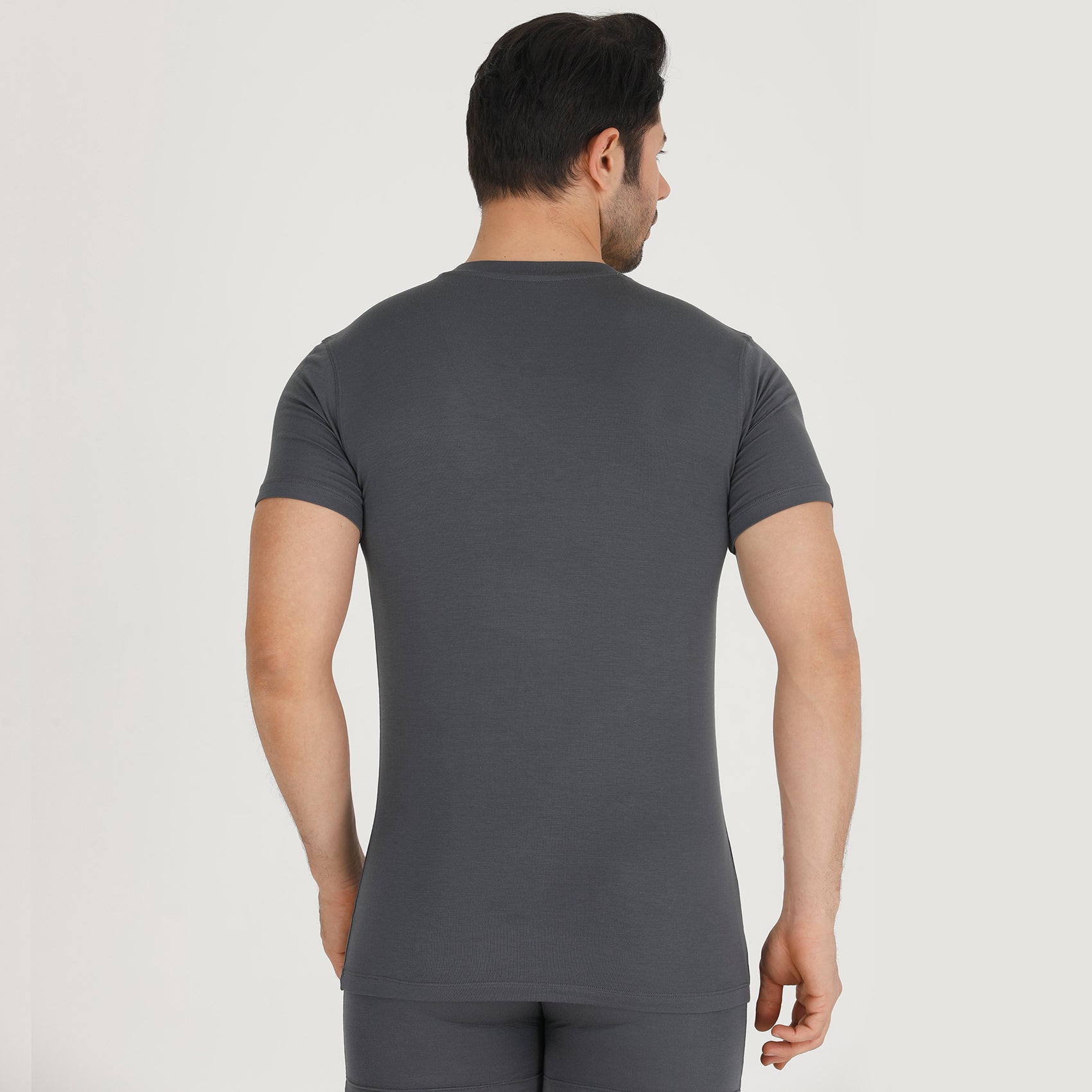 BAMBOOVEN Camiseta con Cuello en V para Hombre - Bambú Premium, Súper Suave, Transpirable, Cuello en V Clásico, Camiseta Ajustada Moderna, Camiseta Interior para Hombre Fibras de Bambú de Lujo (Paquete de 3) Negro
