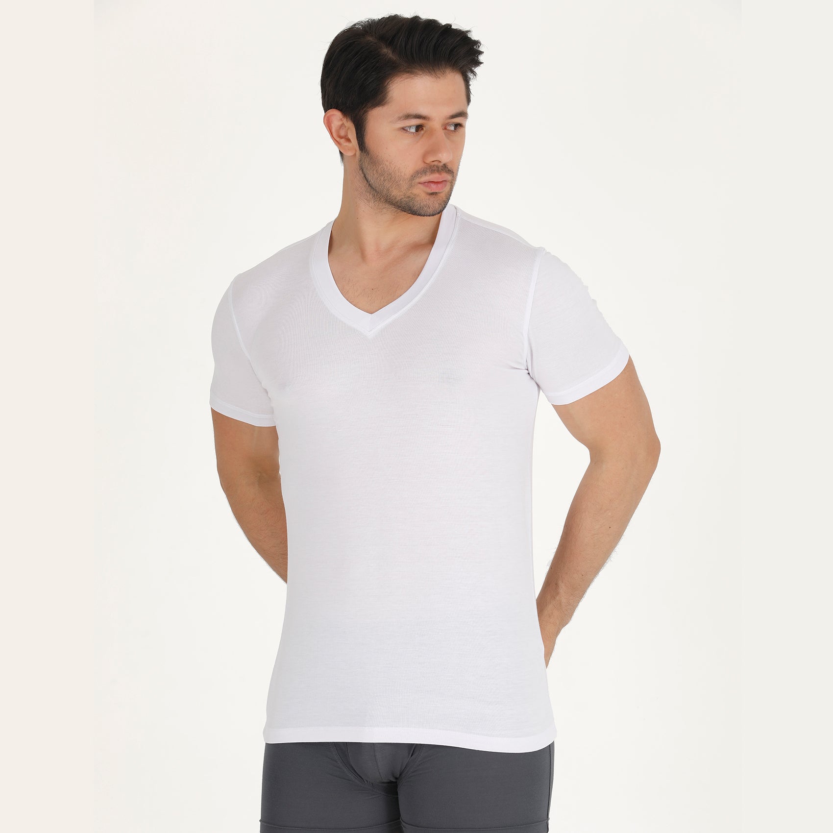 BAMBOOVEN Camiseta con Cuello en V para Hombre - Bambú Premium, Súper Suave, Transpirable, Cuello en V Clásico, Camiseta Ajustada Moderna, Camiseta Interior para Hombre Fibras de Bambú de Lujo (Paquete de 3) Negro
