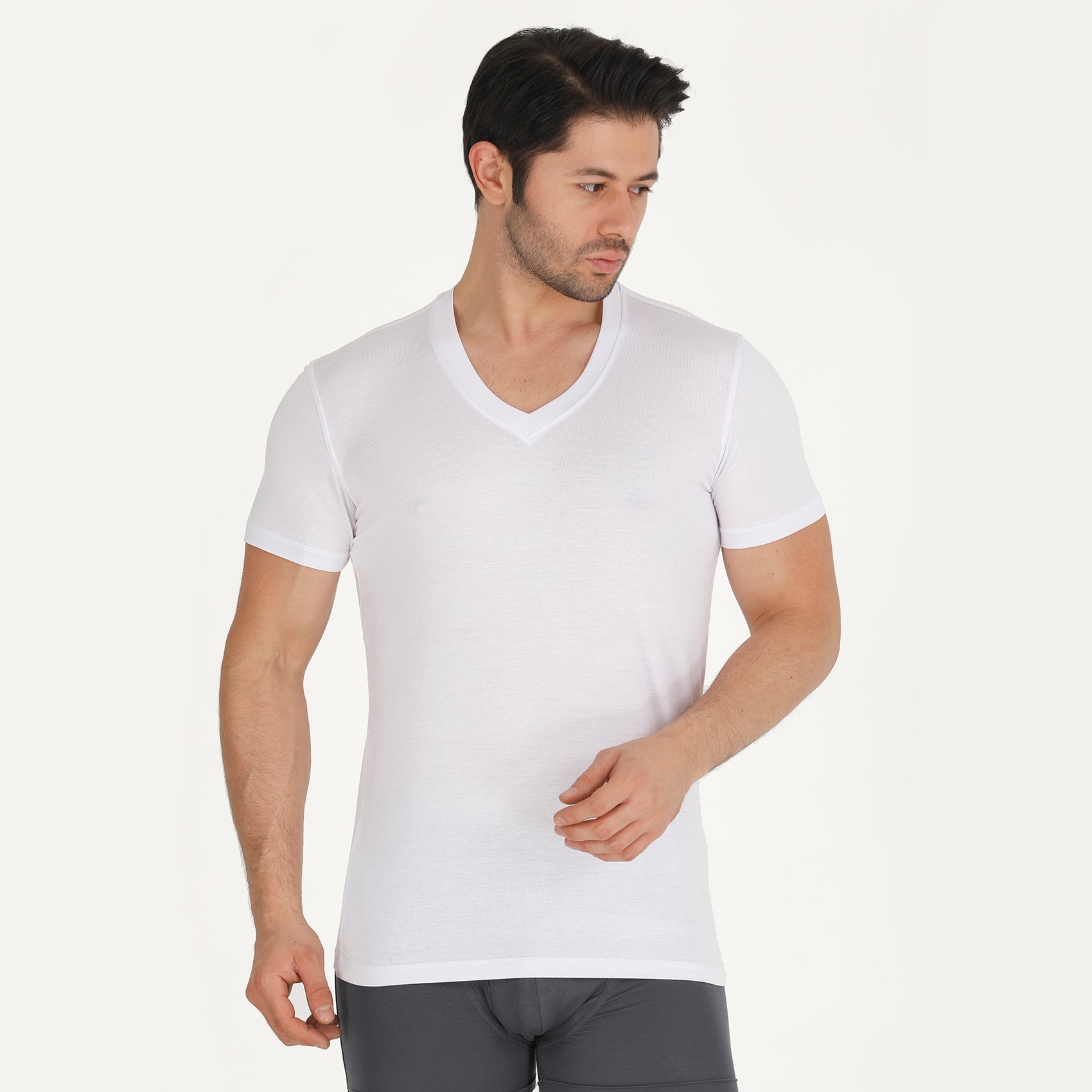 BAMBOOVEN Camiseta con Cuello en V para Hombre - Bambú Premium, Súper Suave, Transpirable, Cuello en V Clásico, Camiseta Ajustada Moderna, Camiseta Interior para Hombre Fibras de Bambú de Lujo (Paquete de 3) Negro