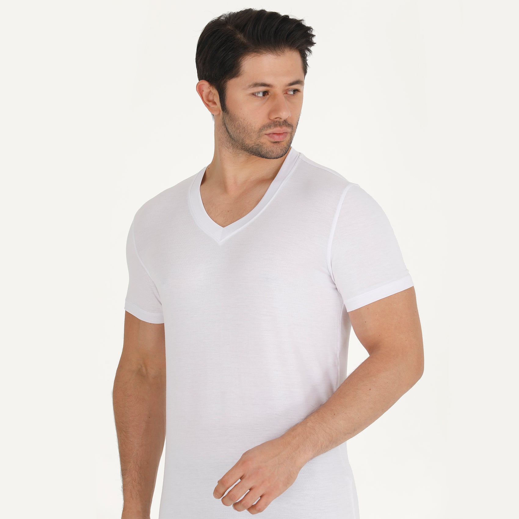 BAMBOOVEN Camiseta con Cuello en V para Hombre - Bambú Premium, Súper Suave, Transpirable, Cuello en V Clásico, Camiseta Ajustada Moderna, Camiseta Interior para Hombre Fibras de Bambú de Lujo (Paquete de 3) Negro